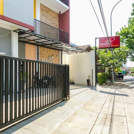 Готель Reddoorz Syariah Near Purwosari Train Station Surakarta  Екстер'єр фото