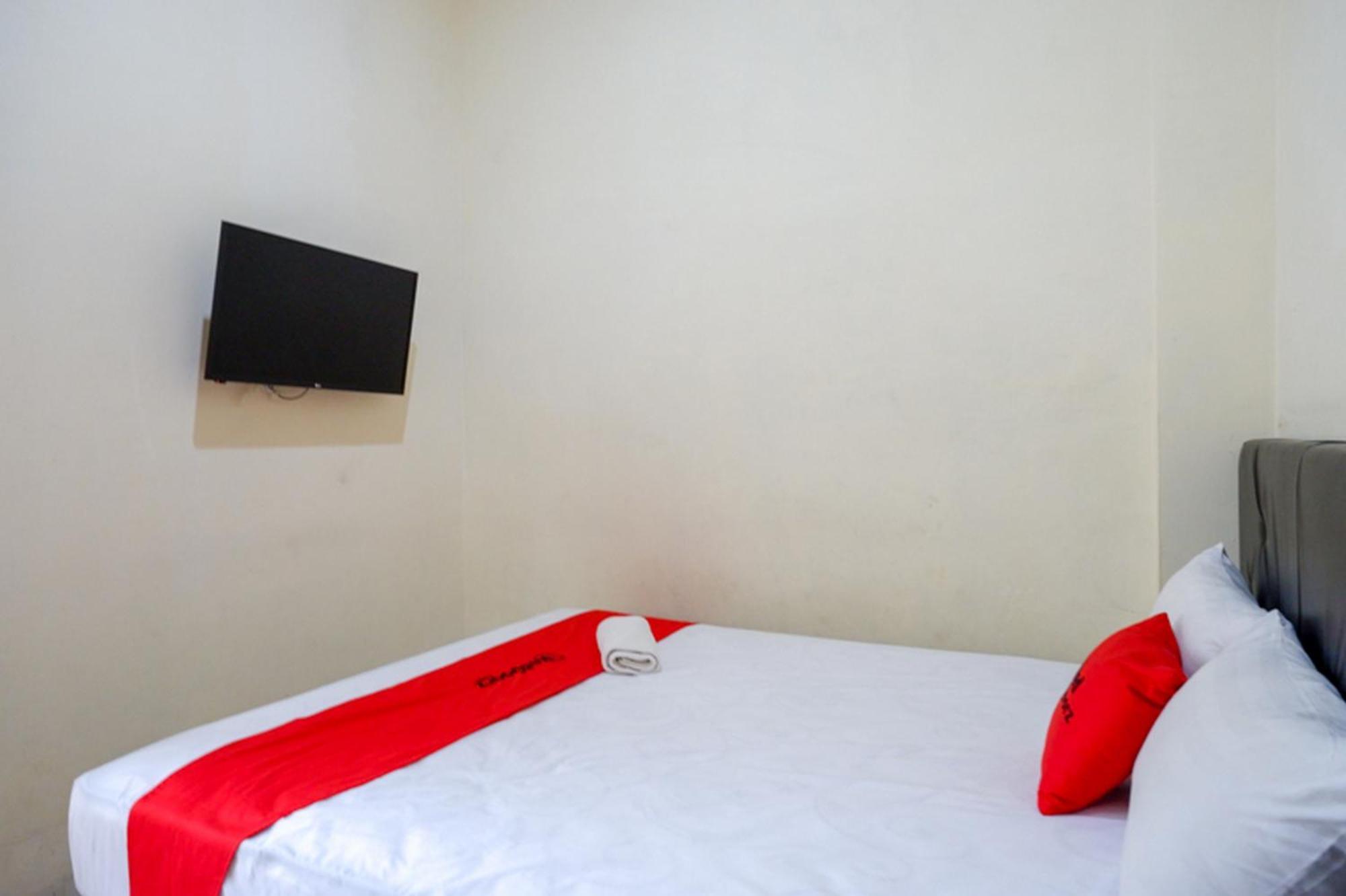 Готель Reddoorz Syariah Near Purwosari Train Station Surakarta  Екстер'єр фото