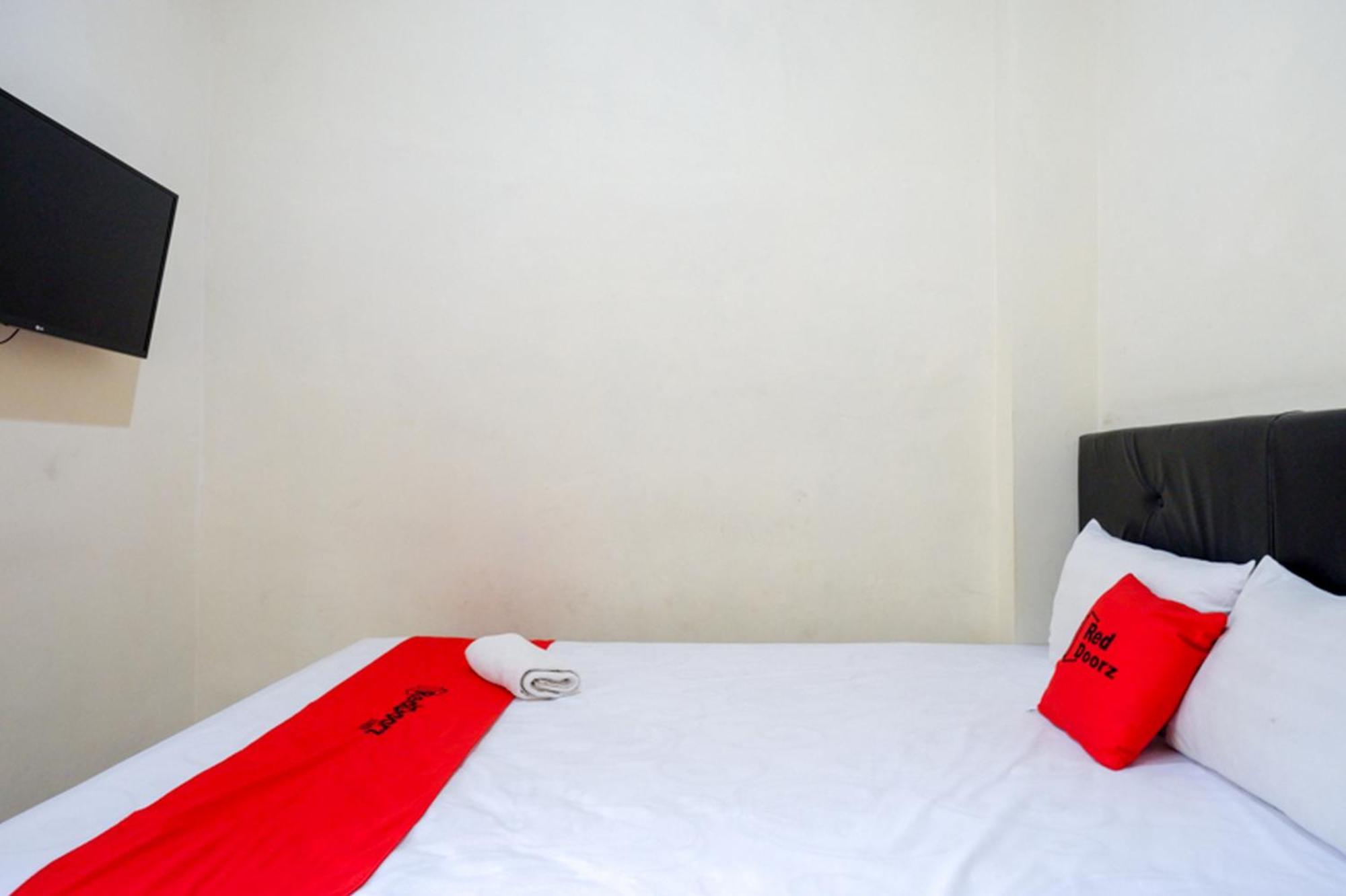 Готель Reddoorz Syariah Near Purwosari Train Station Surakarta  Екстер'єр фото