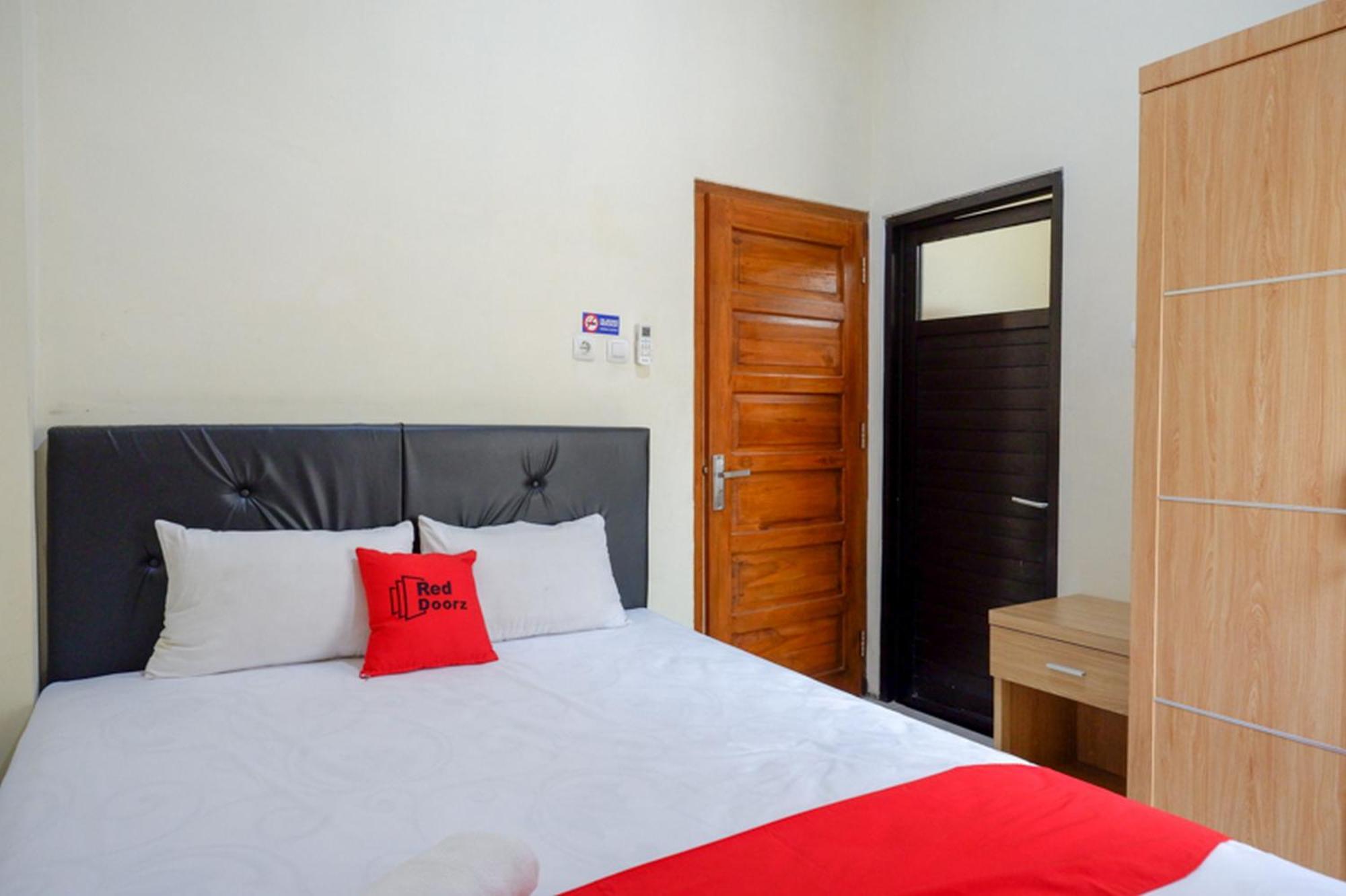 Готель Reddoorz Syariah Near Purwosari Train Station Surakarta  Екстер'єр фото