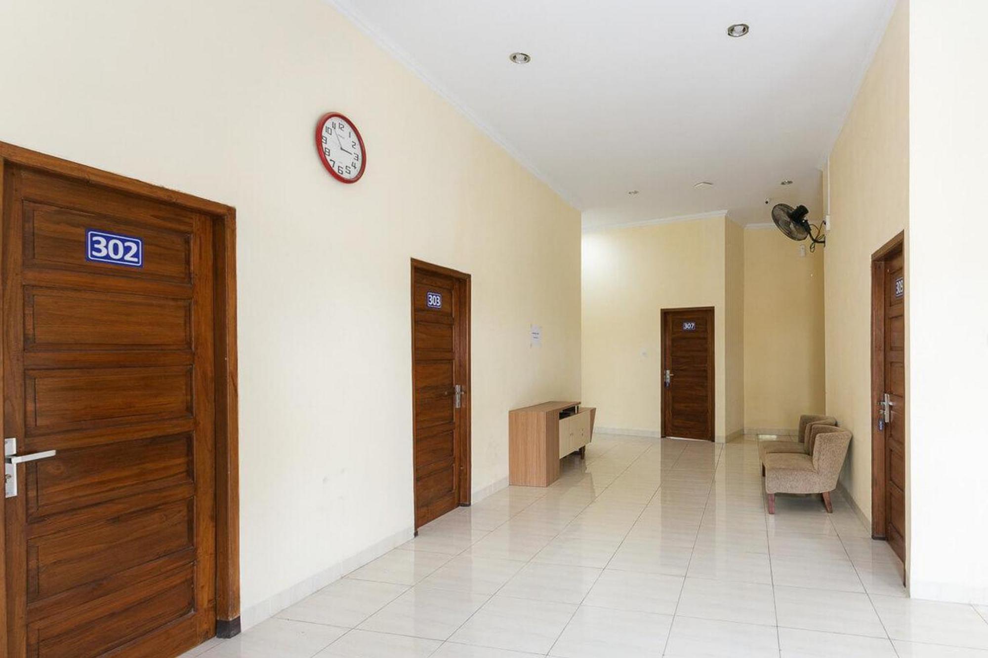 Готель Reddoorz Syariah Near Purwosari Train Station Surakarta  Екстер'єр фото