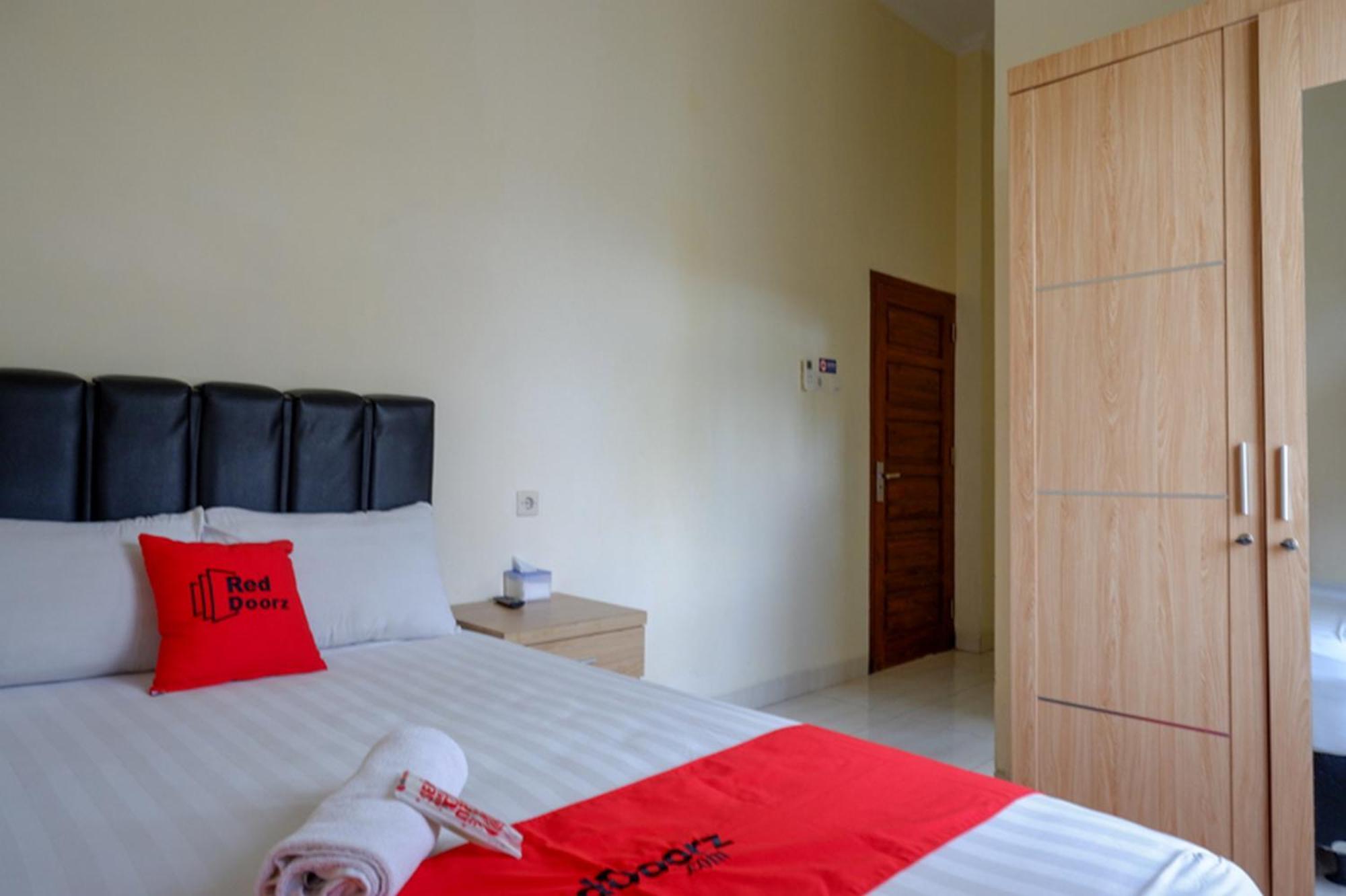 Готель Reddoorz Syariah Near Purwosari Train Station Surakarta  Екстер'єр фото