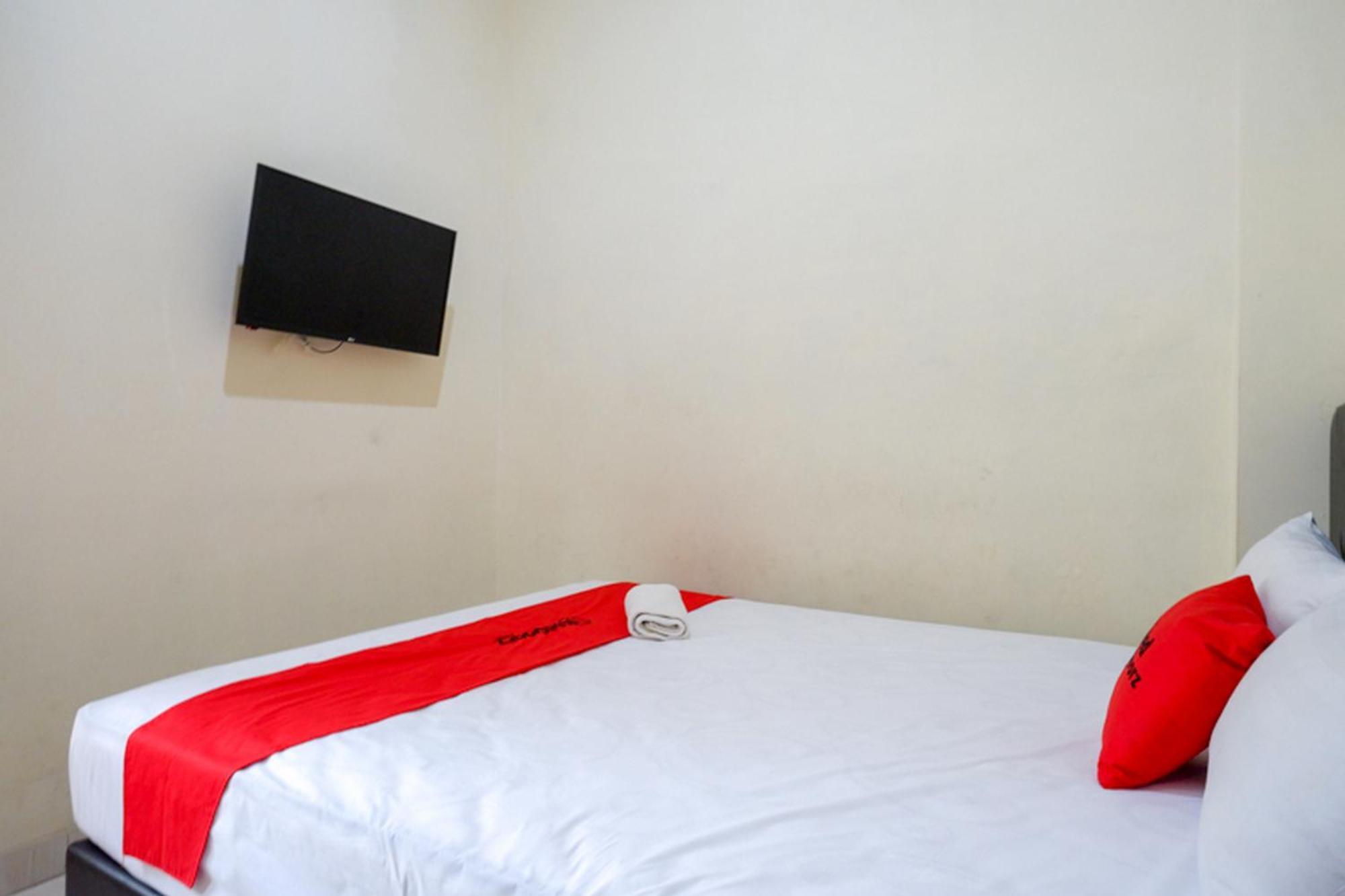 Готель Reddoorz Syariah Near Purwosari Train Station Surakarta  Екстер'єр фото