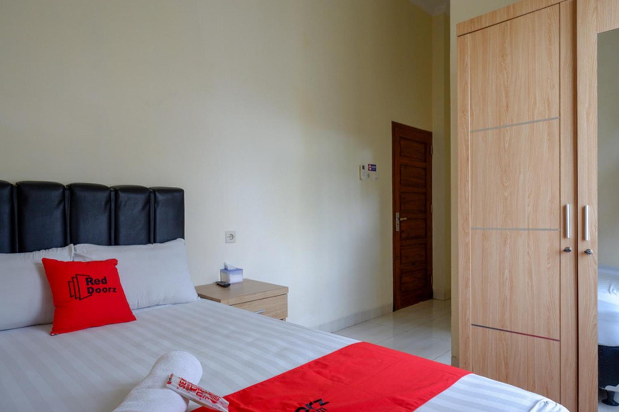 Готель Reddoorz Syariah Near Purwosari Train Station Surakarta  Екстер'єр фото