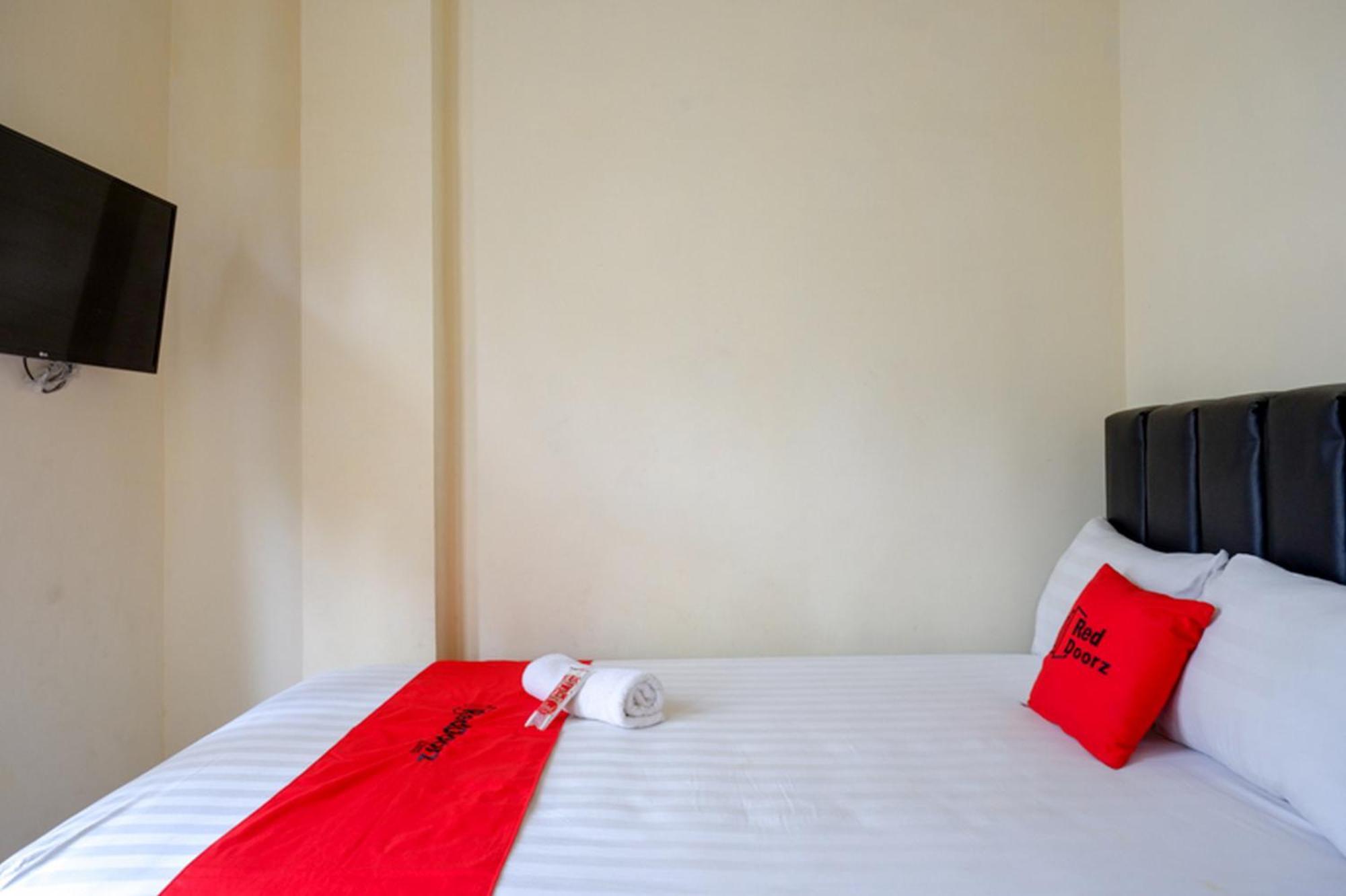 Готель Reddoorz Syariah Near Purwosari Train Station Surakarta  Екстер'єр фото