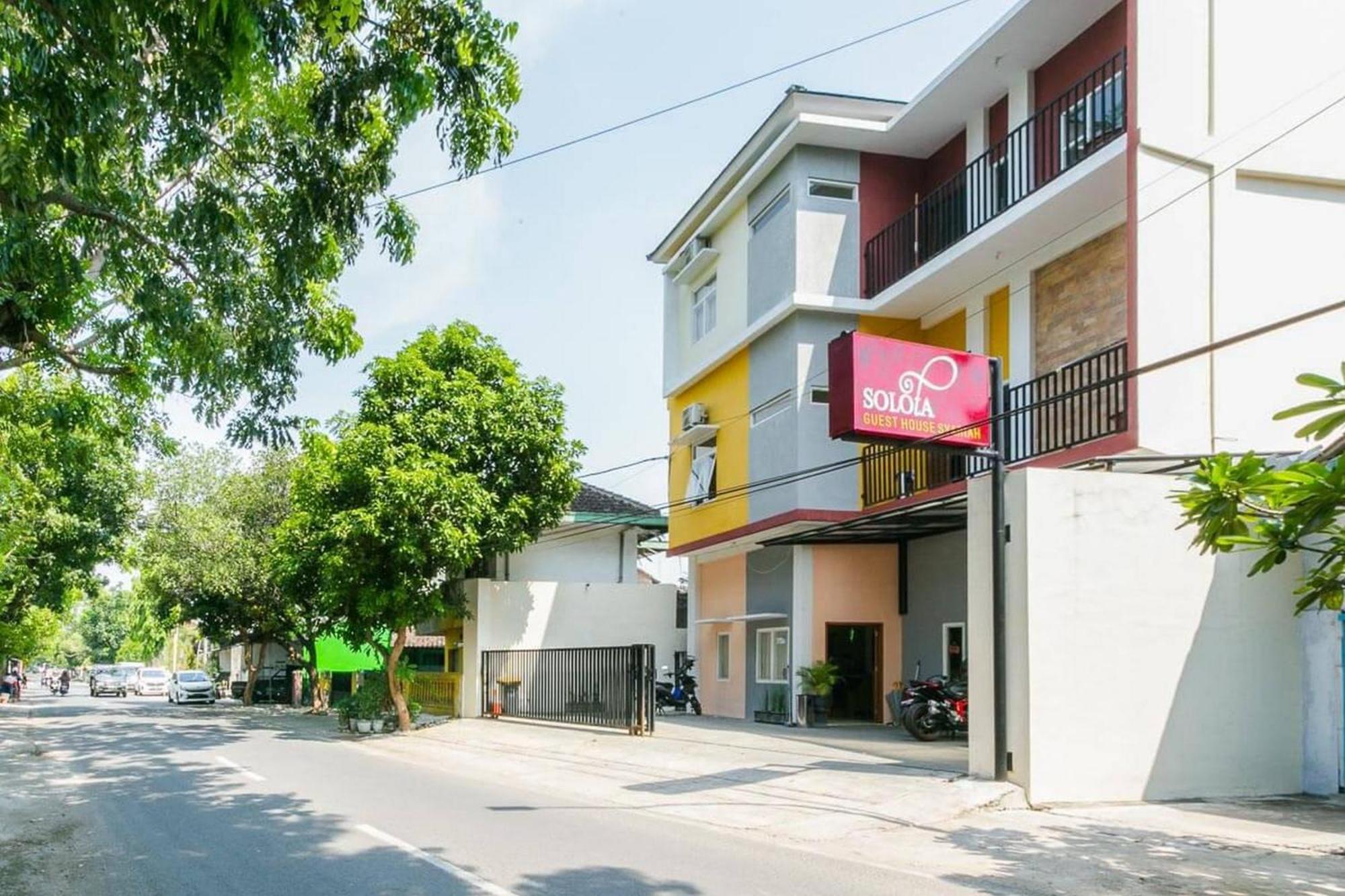 Готель Reddoorz Syariah Near Purwosari Train Station Surakarta  Екстер'єр фото