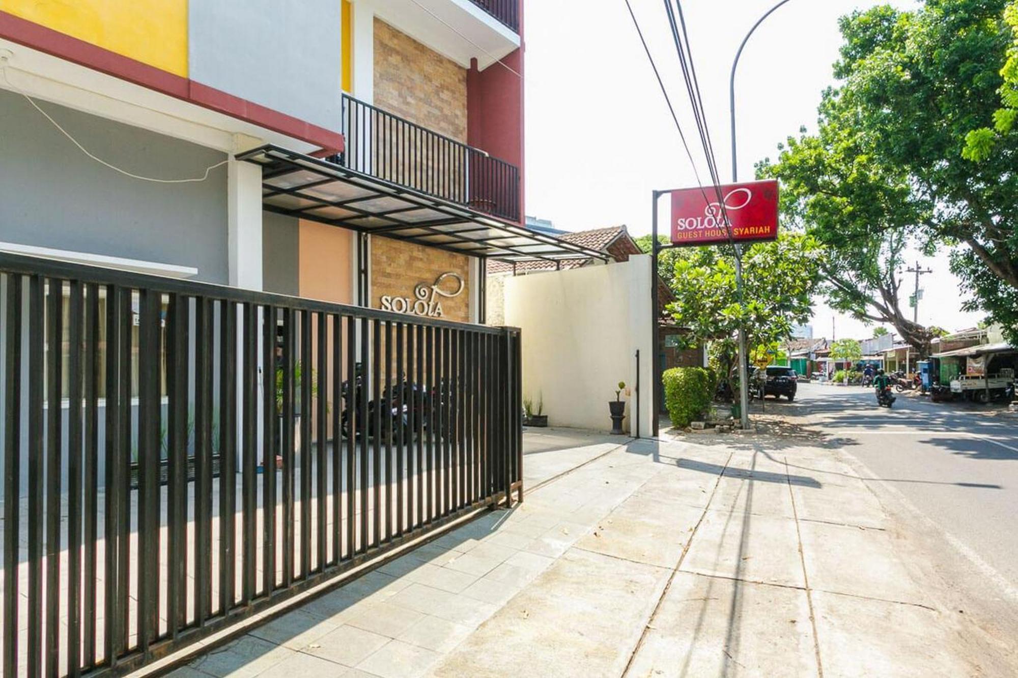 Готель Reddoorz Syariah Near Purwosari Train Station Surakarta  Екстер'єр фото