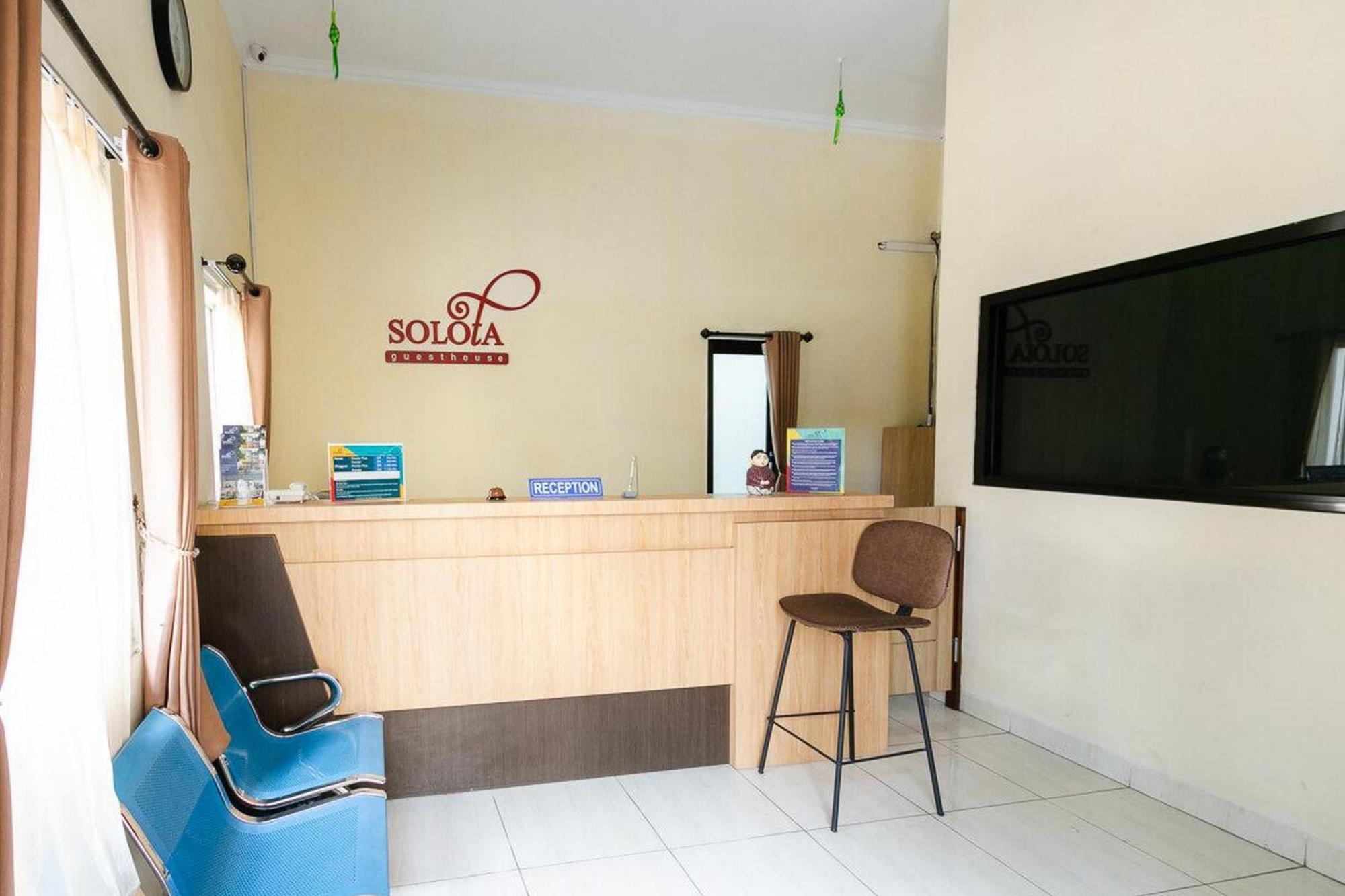 Готель Reddoorz Syariah Near Purwosari Train Station Surakarta  Екстер'єр фото