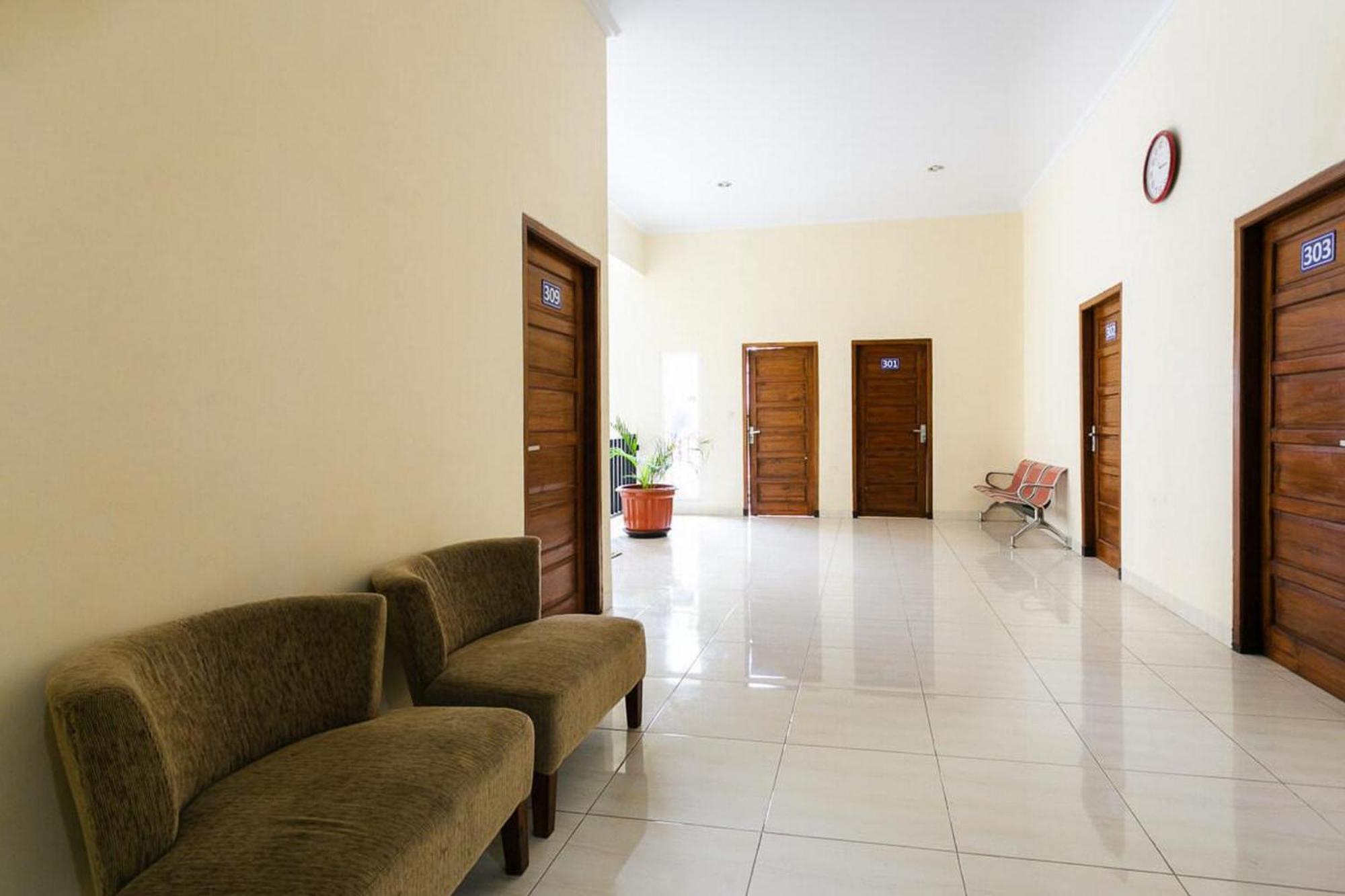 Готель Reddoorz Syariah Near Purwosari Train Station Surakarta  Екстер'єр фото