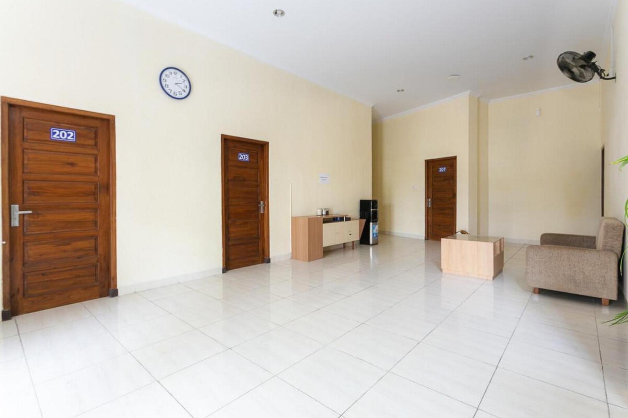 Готель Reddoorz Syariah Near Purwosari Train Station Surakarta  Екстер'єр фото