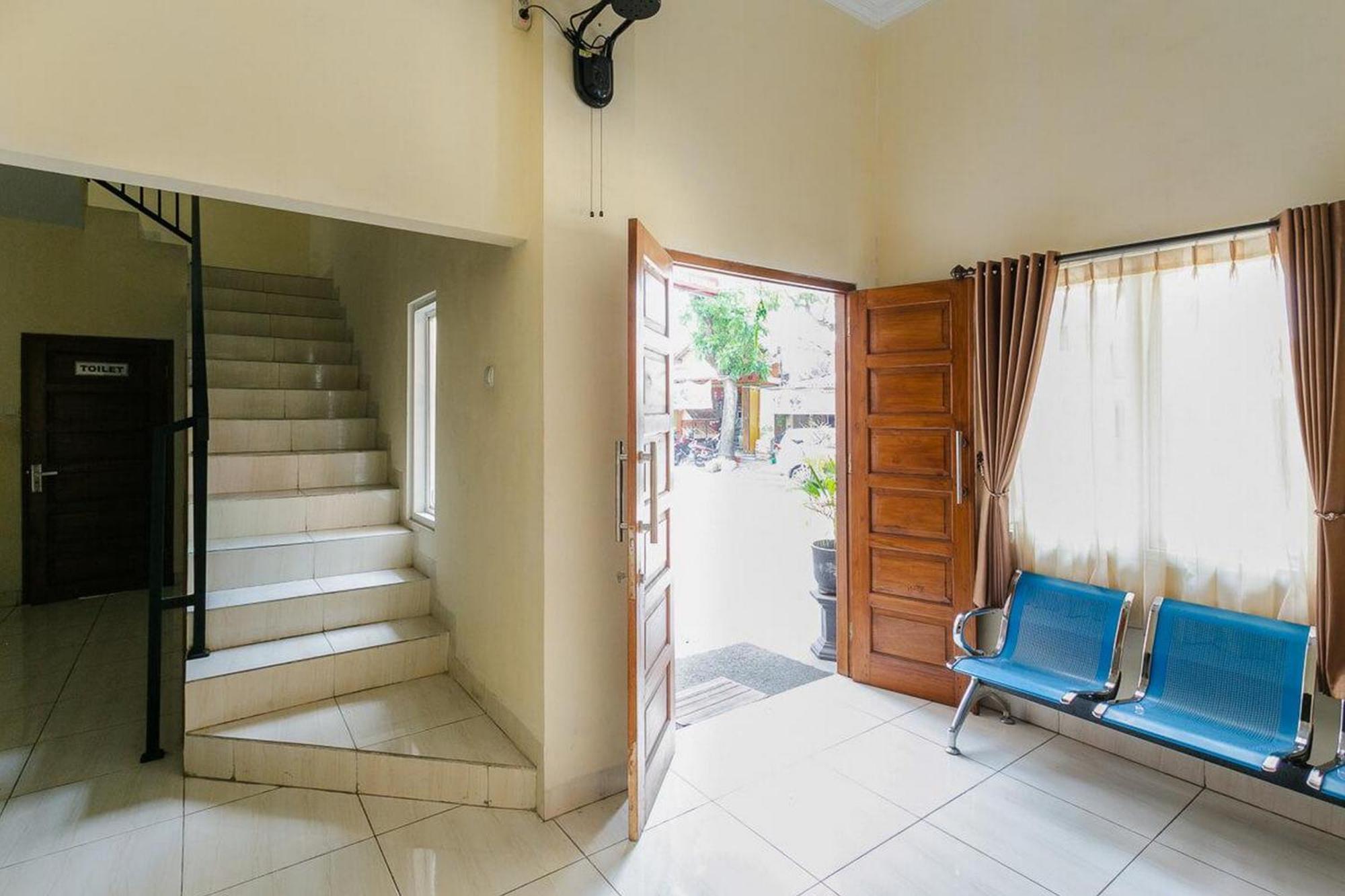 Готель Reddoorz Syariah Near Purwosari Train Station Surakarta  Екстер'єр фото