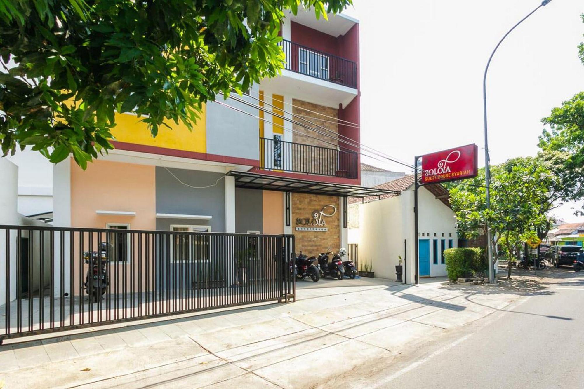 Готель Reddoorz Syariah Near Purwosari Train Station Surakarta  Екстер'єр фото